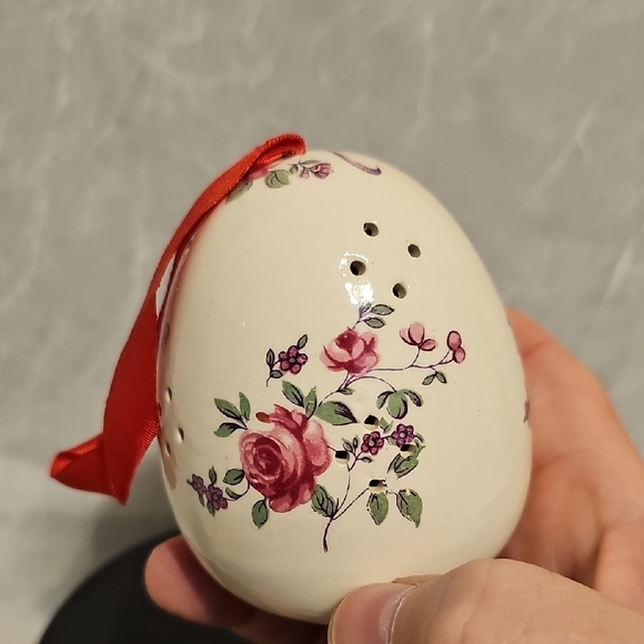 Floral Ceramic Potpourri Ornament with Red Ribbon - Picture 3 of 8